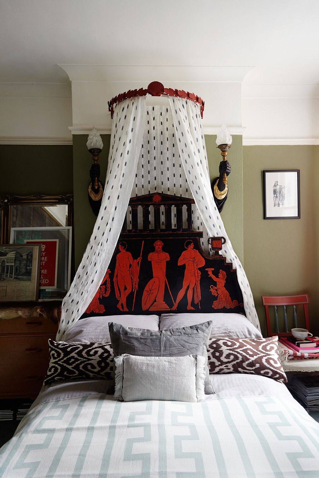 Image may contain Furniture Indoors Room Bedroom Bed and Living Room