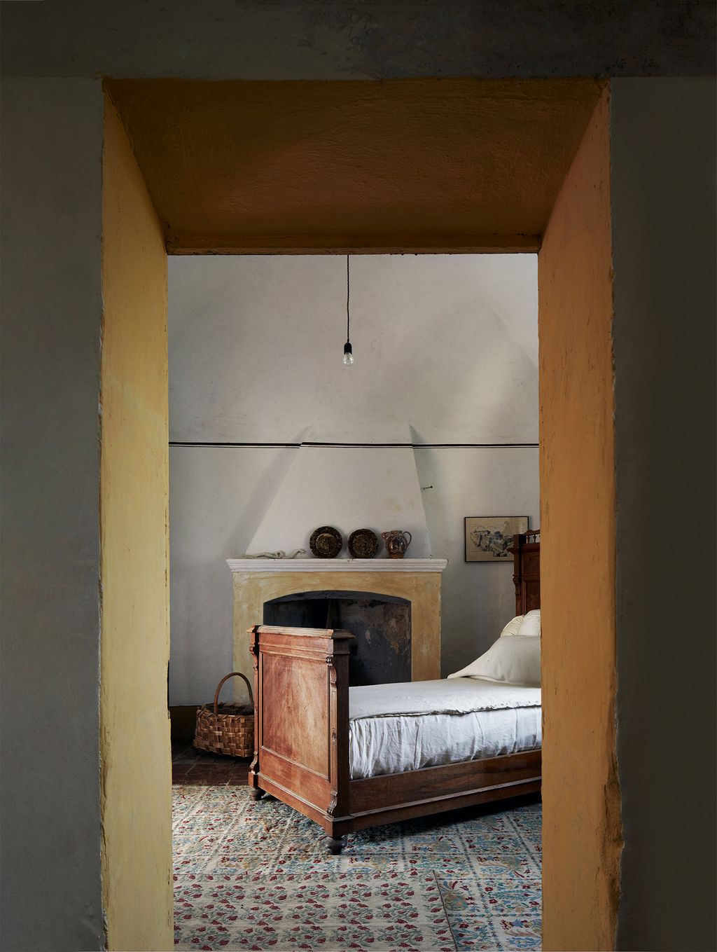 Yellow paint was applied to the doorway and chimneypiece of one of the single bedroom.