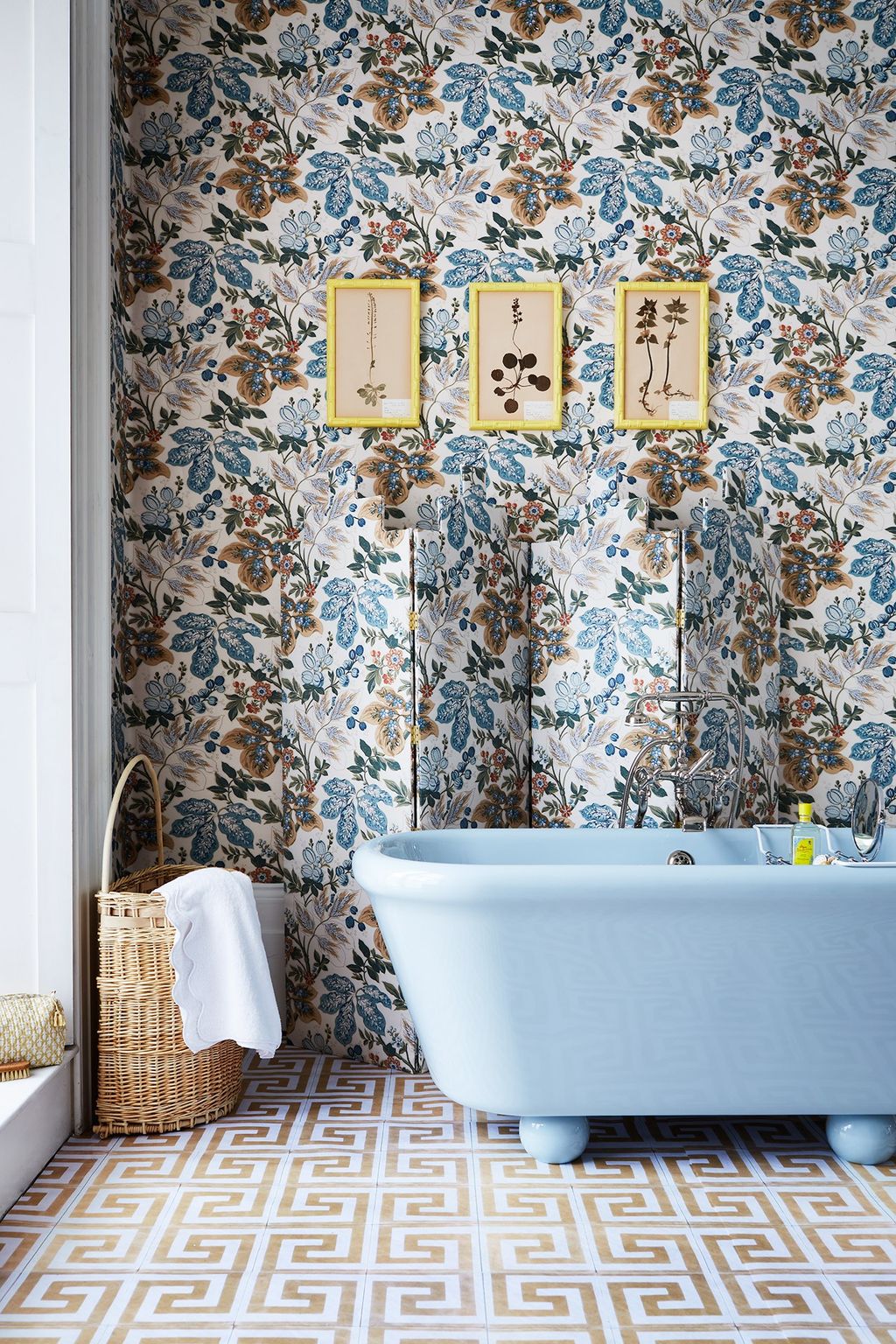 Image may contain Tub Bathtub Interior Design and Indoors