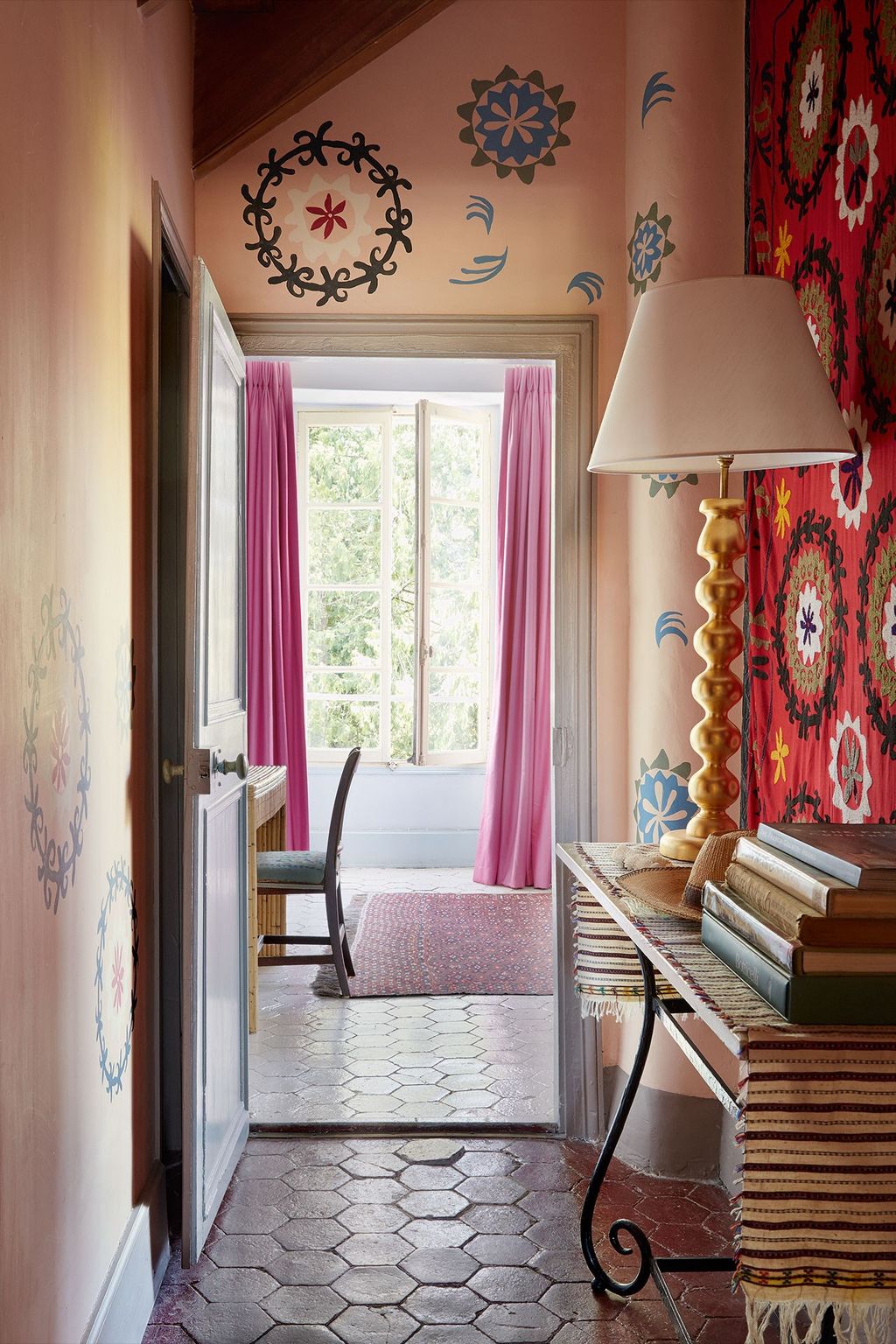 Interior designer and fabric dealer Susan Deliss can always be relied upon for a good use of a suzani. Seen here in her...