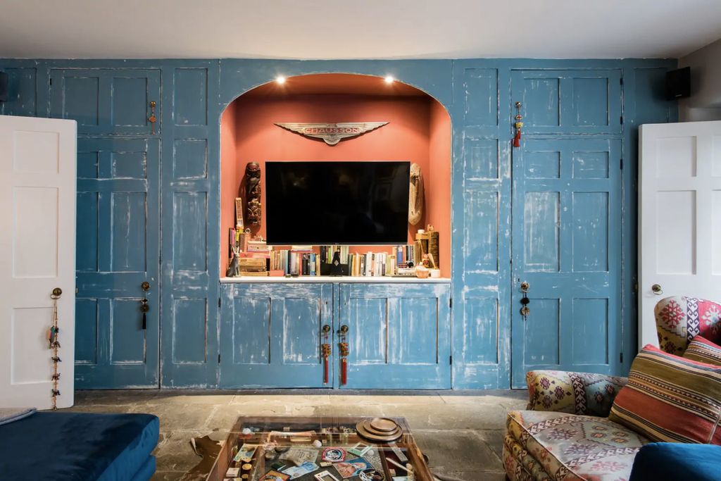 Image may contain Living Room Indoors Room Furniture Couch and Interior Design