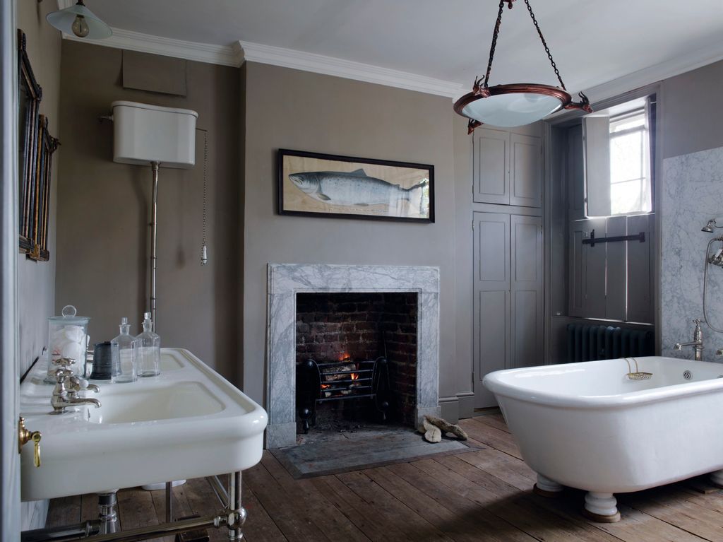 The freestanding bath is from The Water Monopoly.