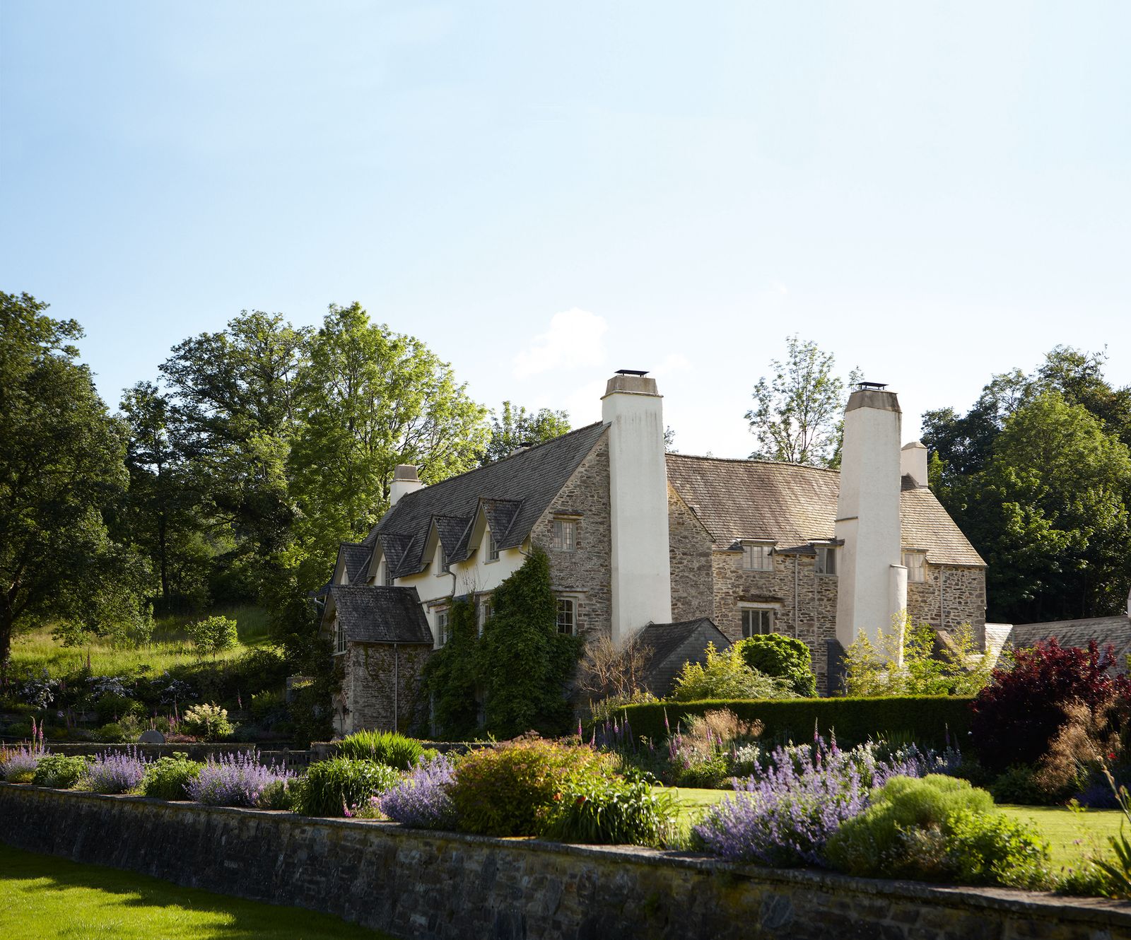 Parts of this manor house date to the seventeenth century.