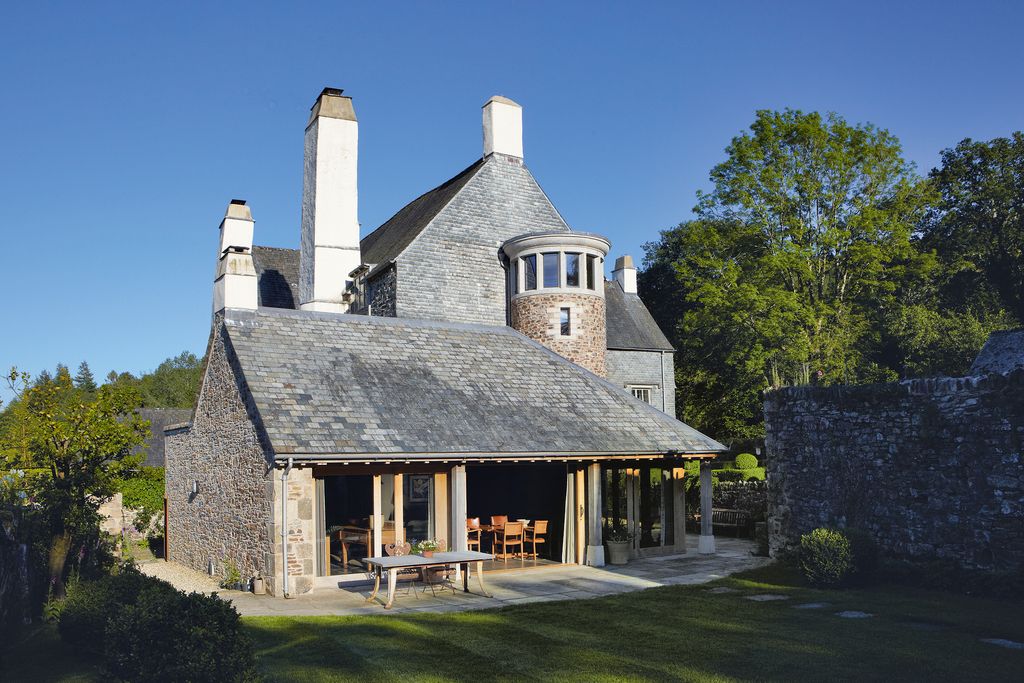 Image may contain Housing Building Cottage House Mansion Villa Roof Grass and Plant