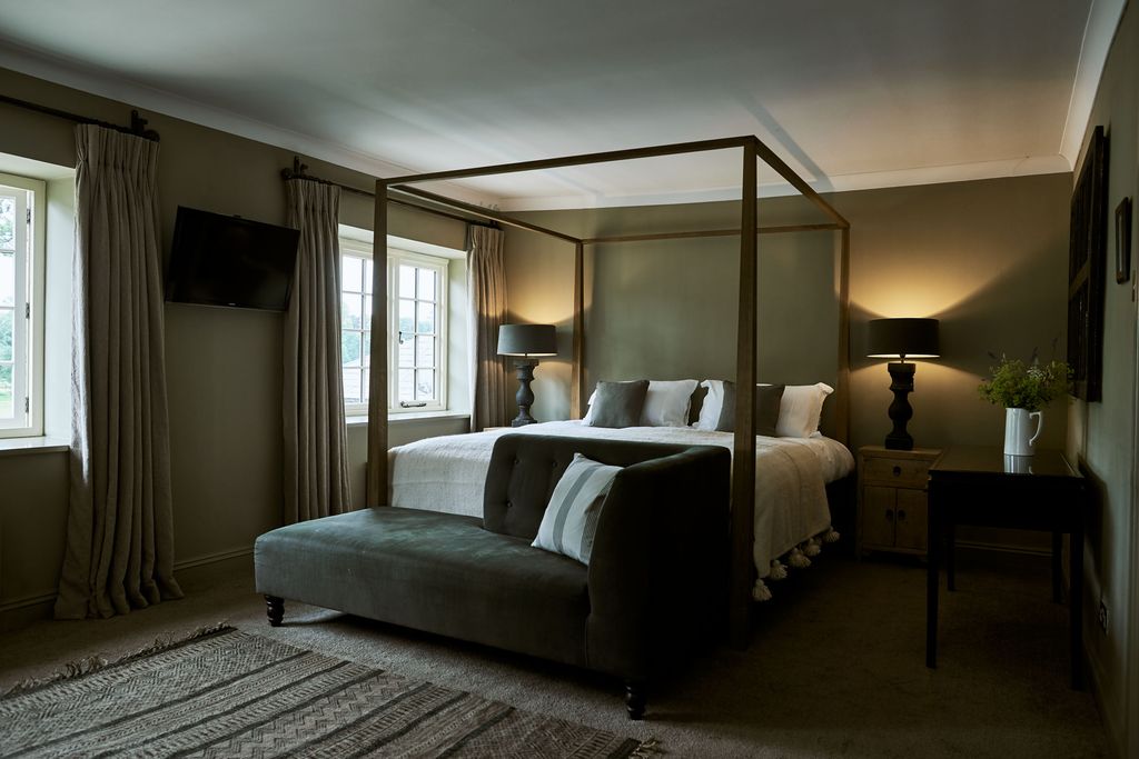 Location Coln St Aldwyns is a country village just east of Cirencester and on the southern edge of the AONB in the...