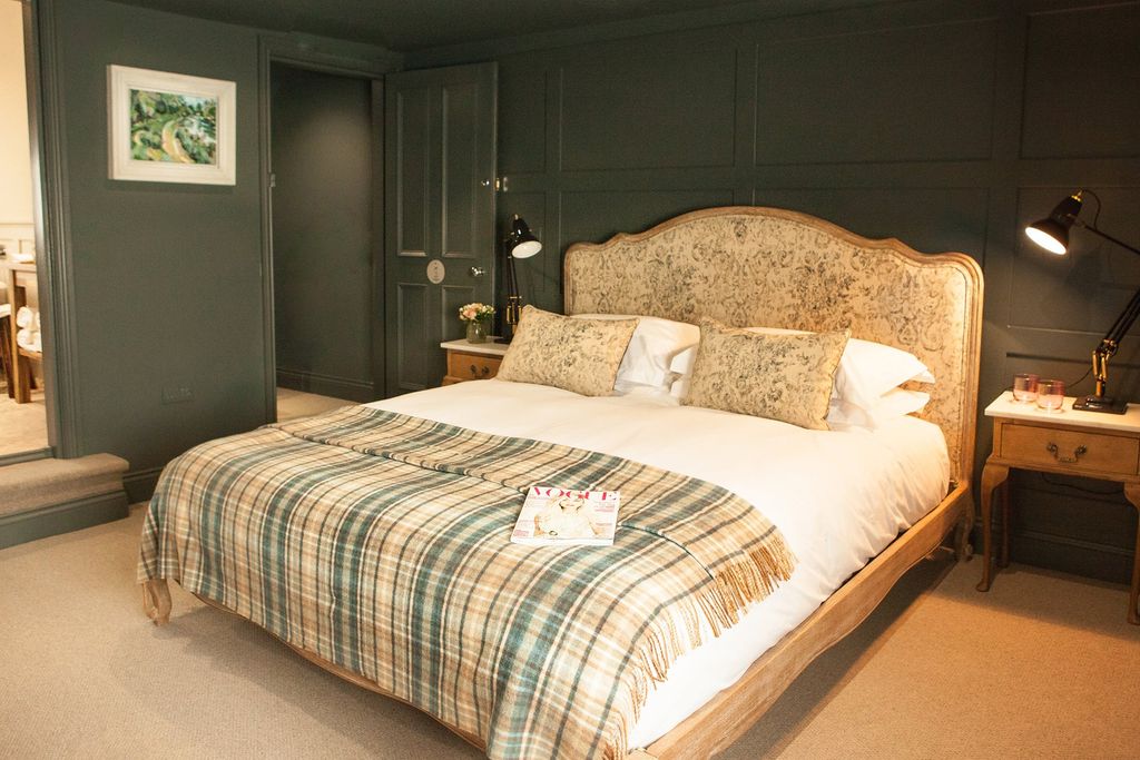 The Greyhound on the Test Hampshire | Good Pub Guide | Travel News