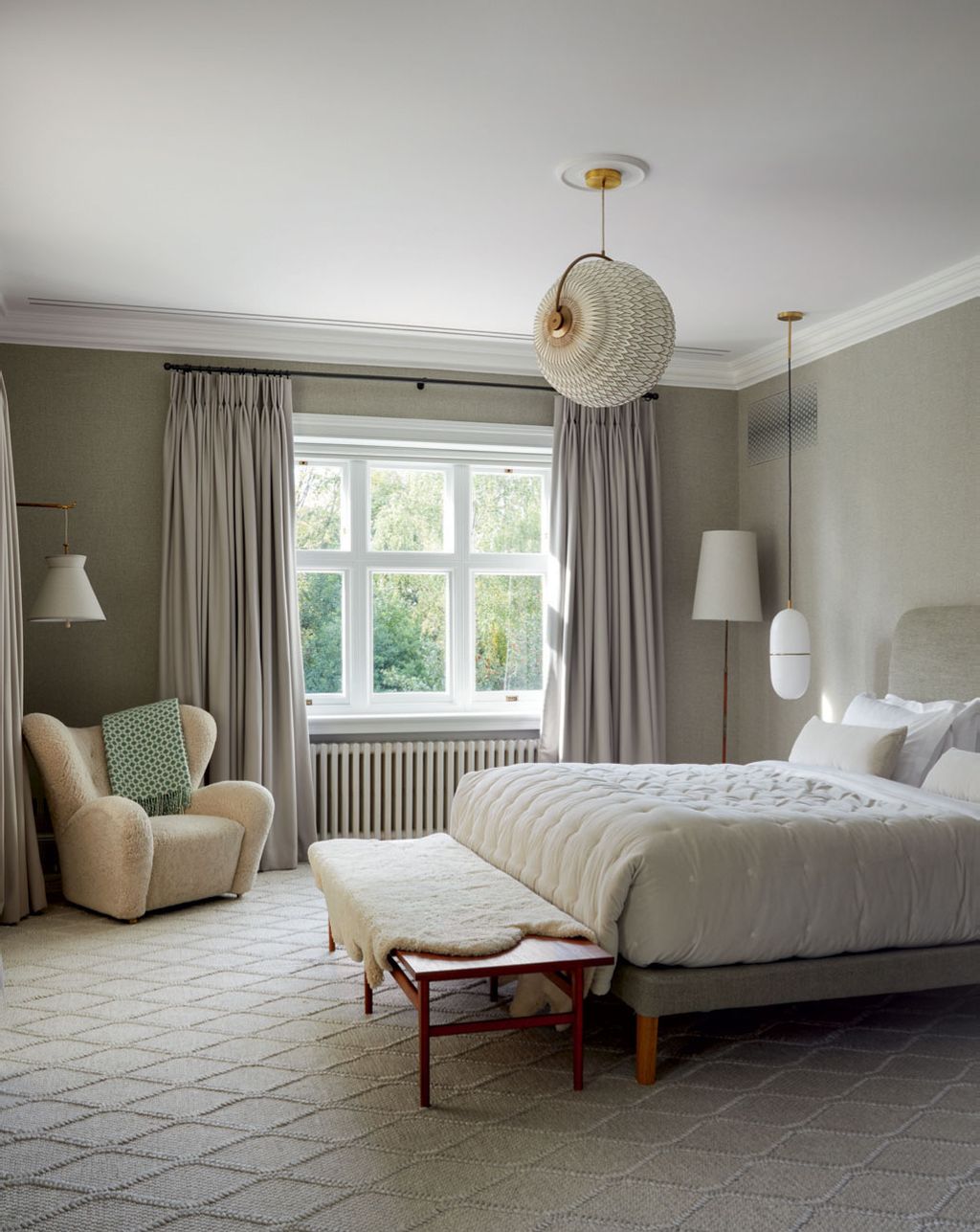 Phillip Jeffries ‘Tweed wallcovering in Edinburgh grey is the backdrop for a pale scheme with a central ‘Caleo Original...