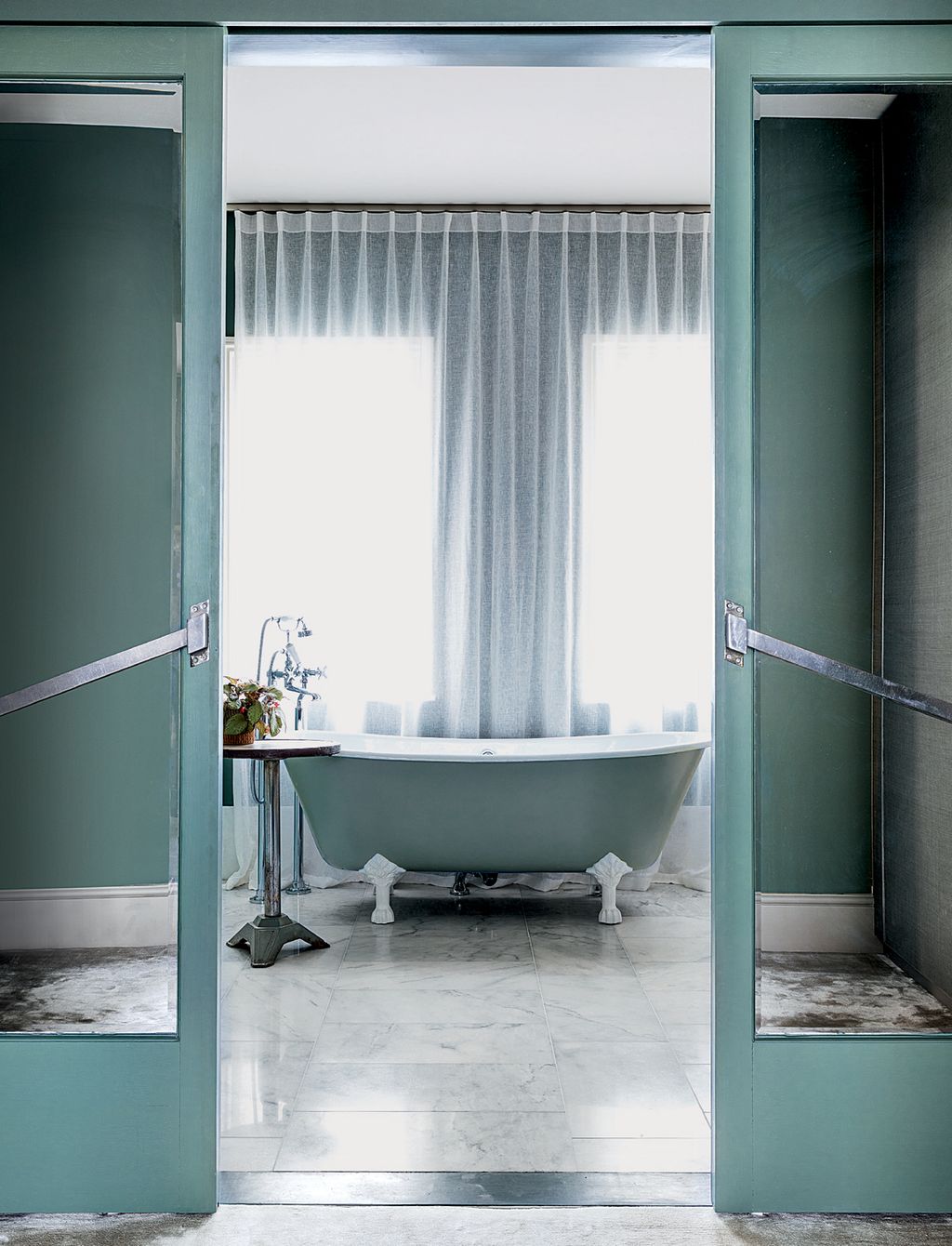 Image may contain Tub Bathtub Indoors and Room