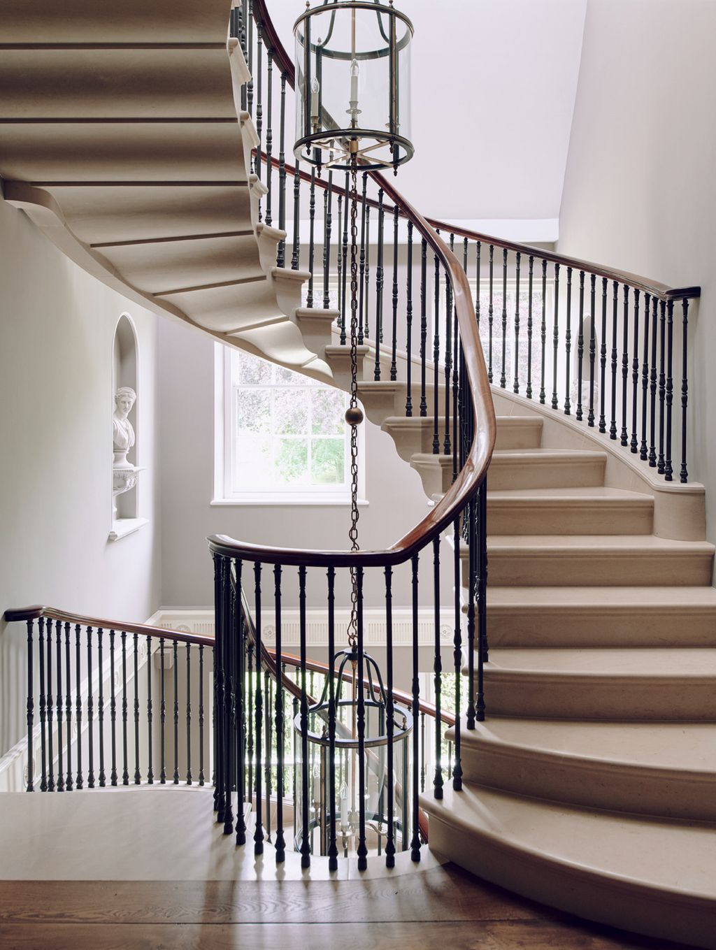 The threetiered ‘Ophelia lantern on the staircase is from Charles Edwards.