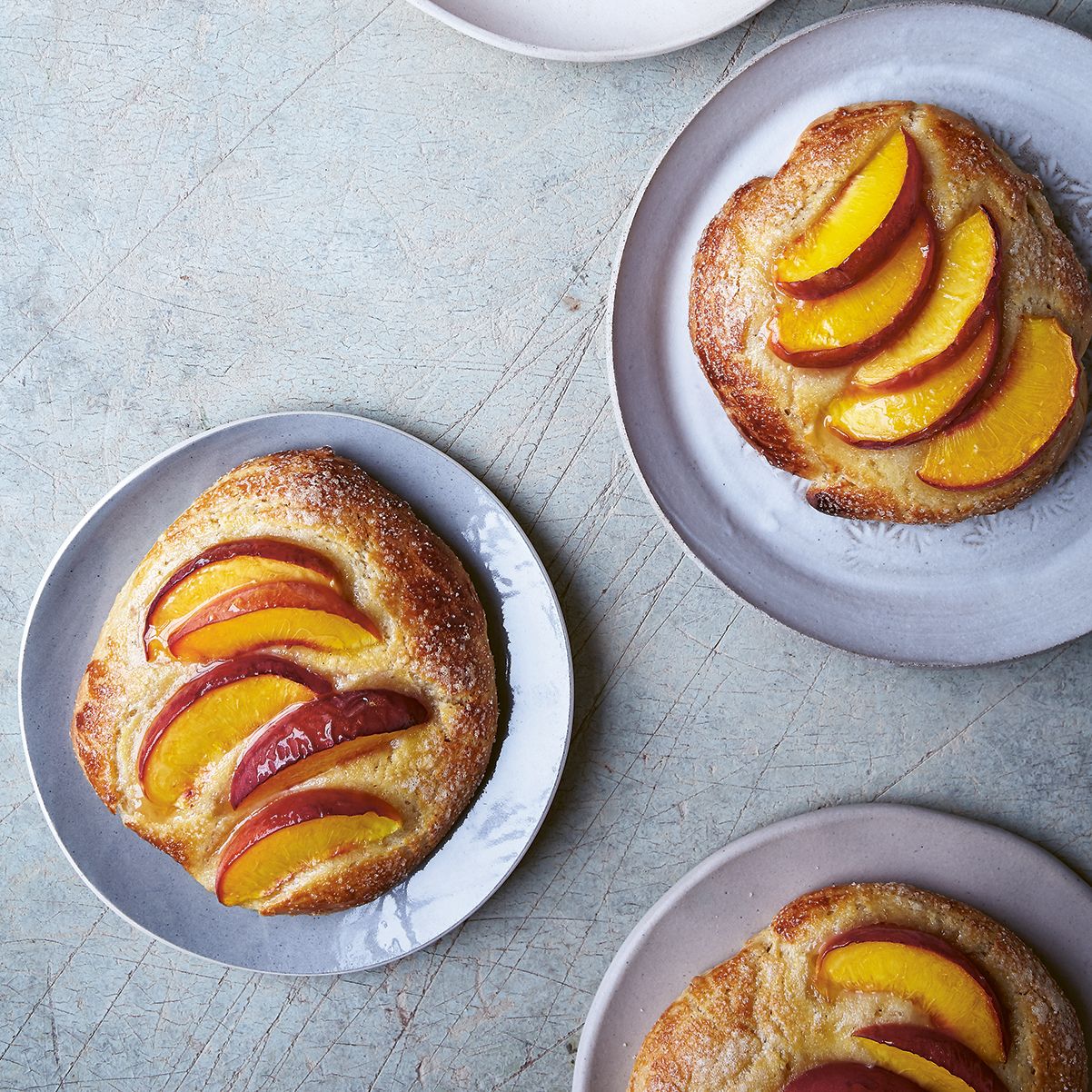 Brioche buns with peaches