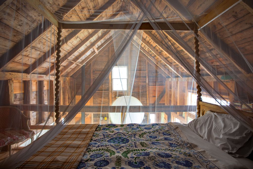Heidemans childhood bed fills the sleeping lo€.