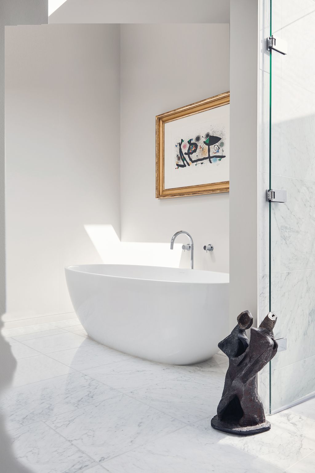 Image may contain Tub Bathtub Indoors and Room