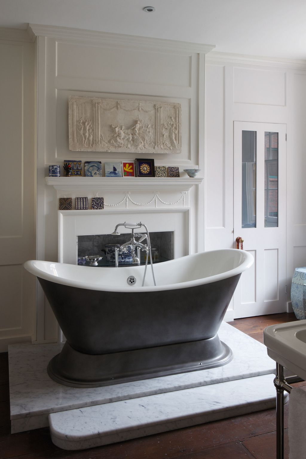 Image may contain Tub Bathtub Interior Design and Indoors