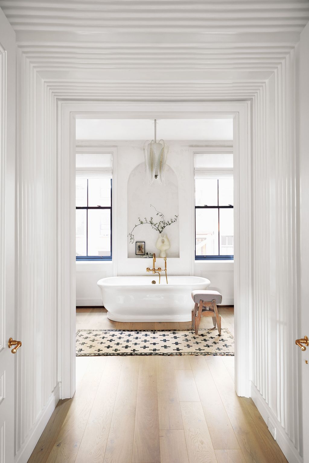 Image may contain Indoors Room Tub Bathroom and Bathtub