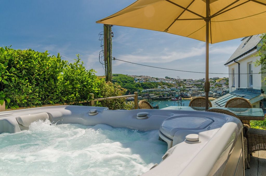 Image may contain Tub Hot Tub and Jacuzzi