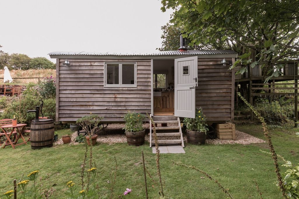 Image may contain Housing Building House Outdoors Cabin Nature Cottage Countryside Shelter and Rural
