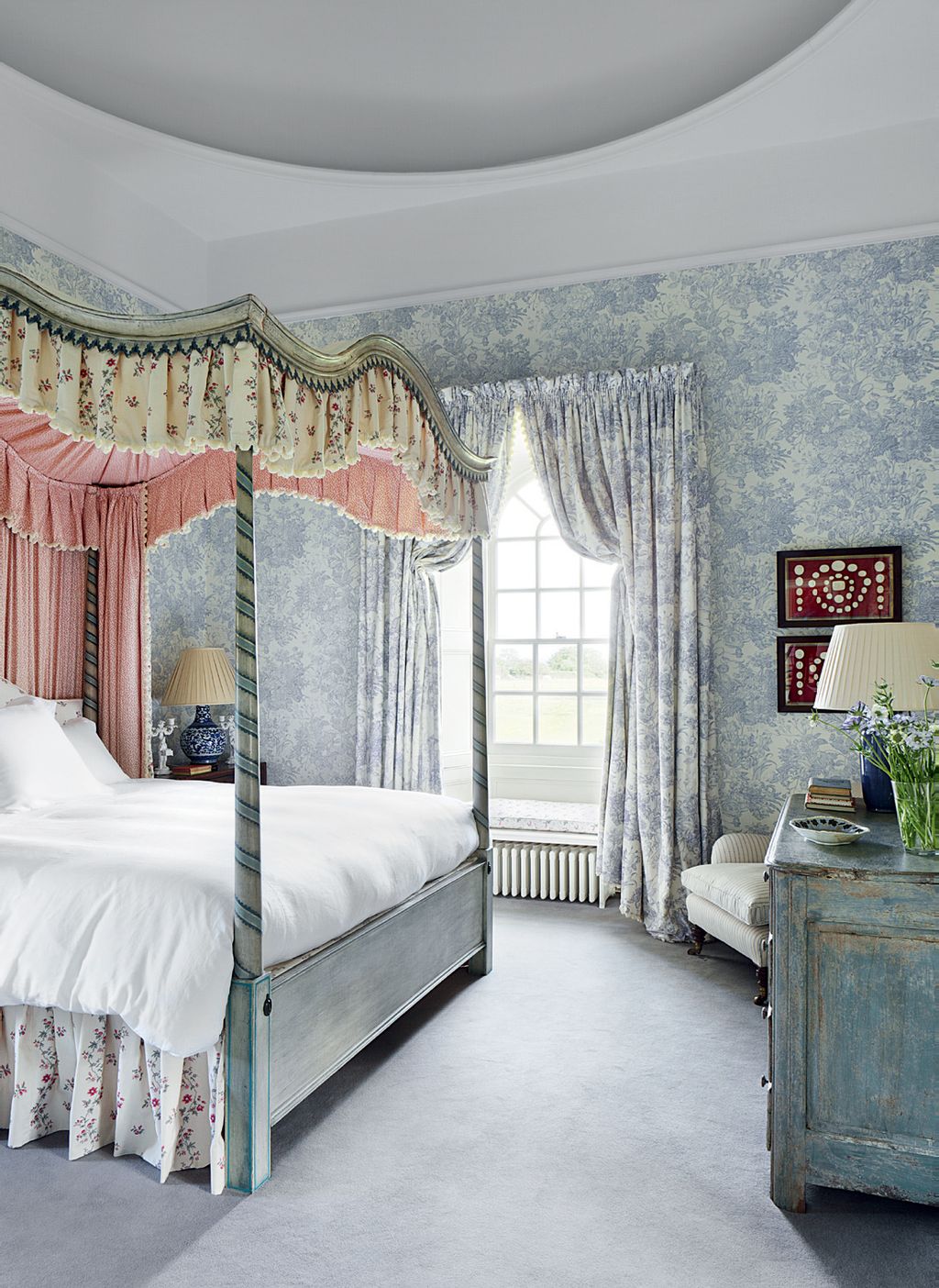 Image may contain Indoors Room Bedroom Furniture Interior Design and Bed