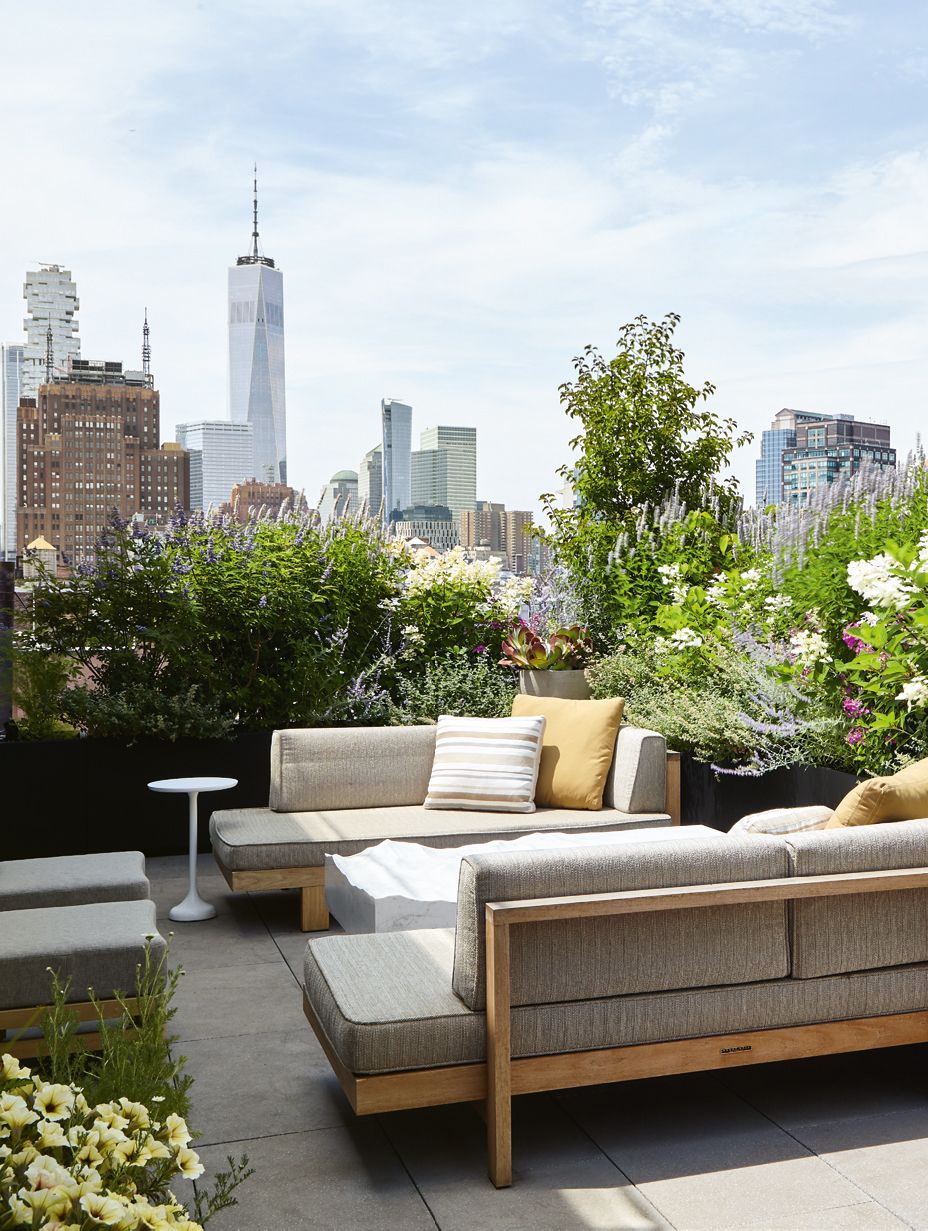 At nearly 650 square metres as well as more than 300 square metres of outdoor space thanks to a wraparound terrace and...