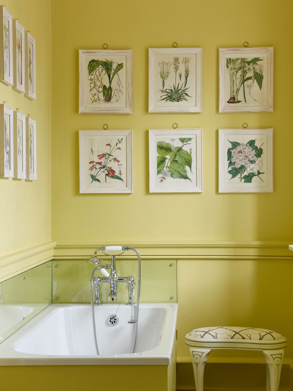 Image may contain Tub Bathtub Indoors and Room