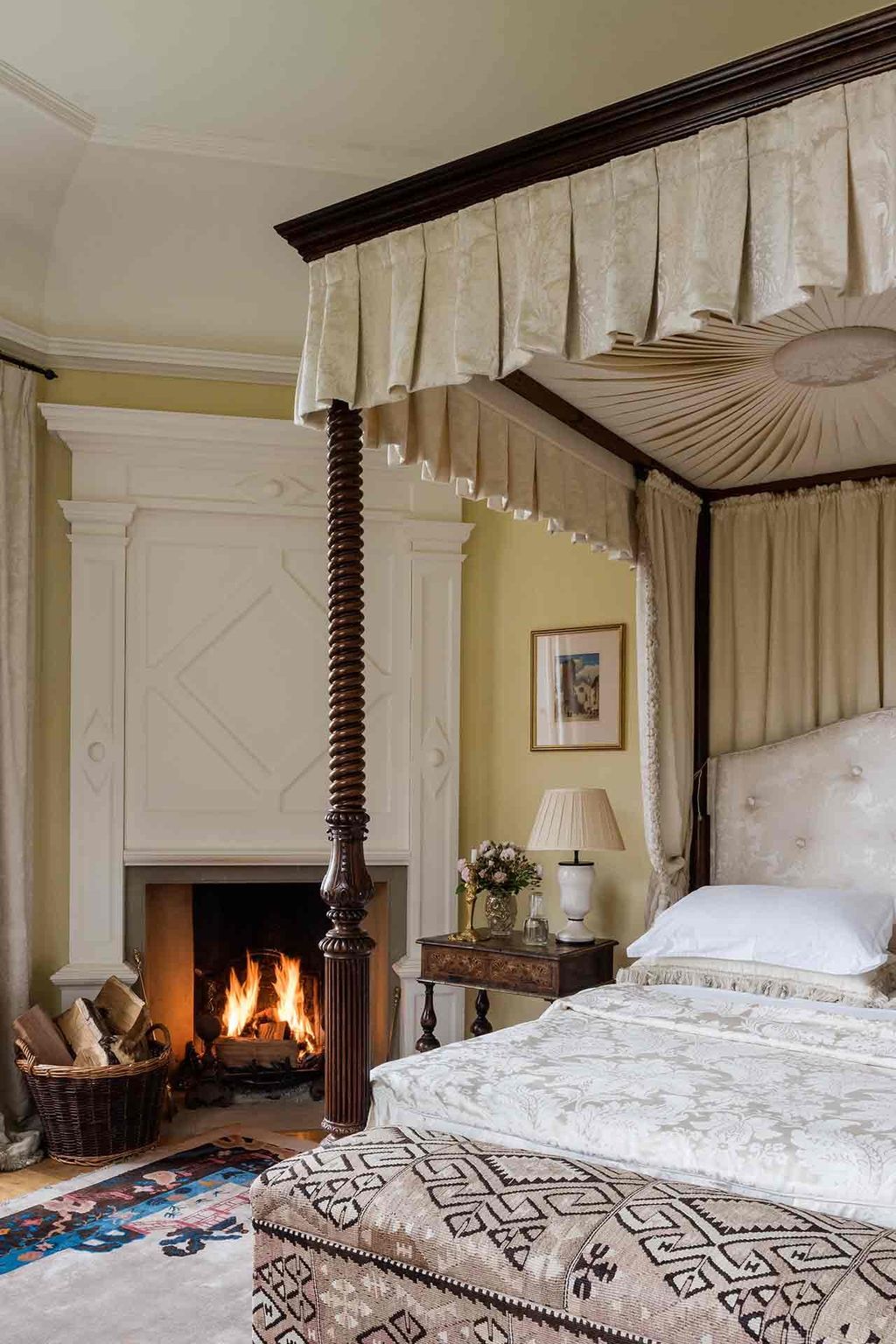 Traditional Cream fourposter Bed | Bedroom Design Ideas