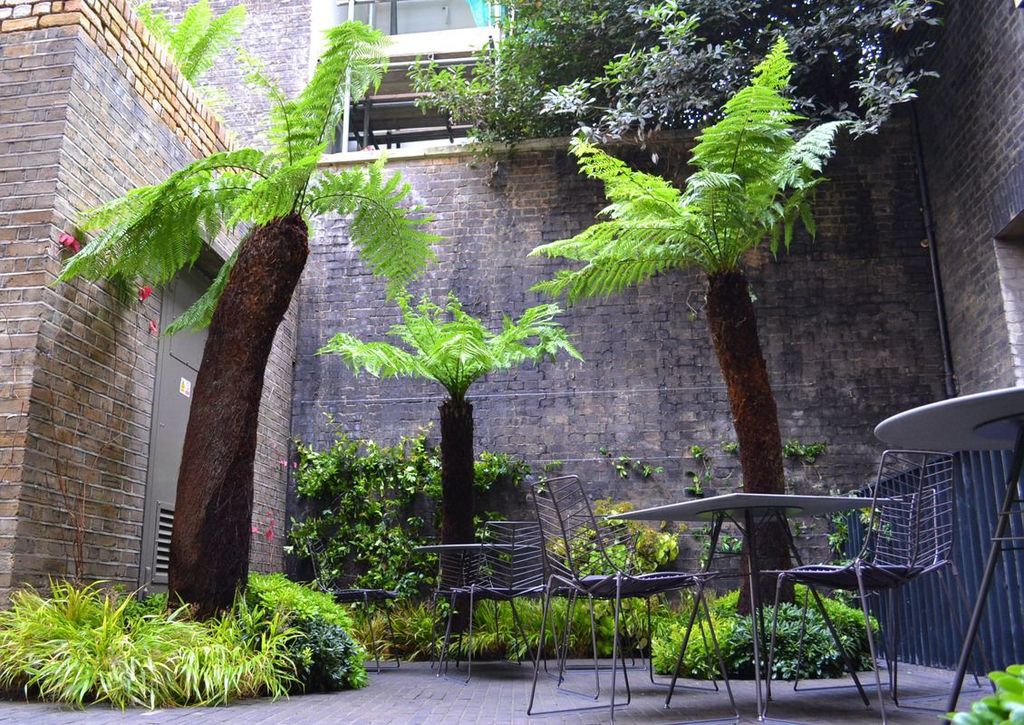 Outdoor drinking in London Keeper's Garden at The Royal Academy