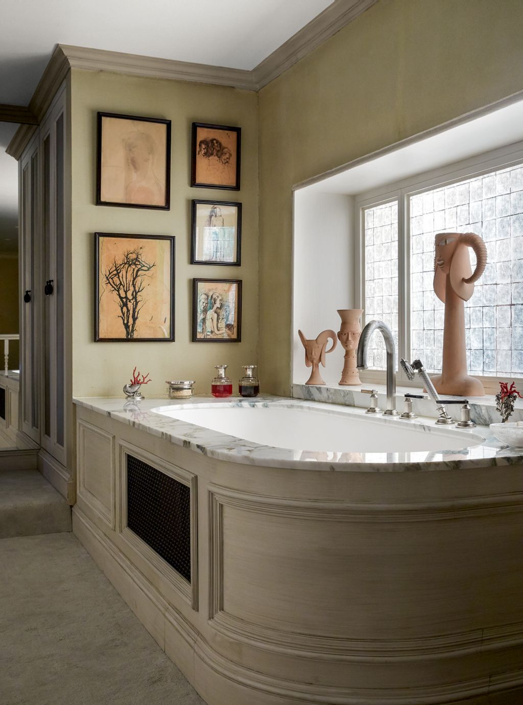 A bath in the upstairs corridor with ceramics by Jean Cocteau.