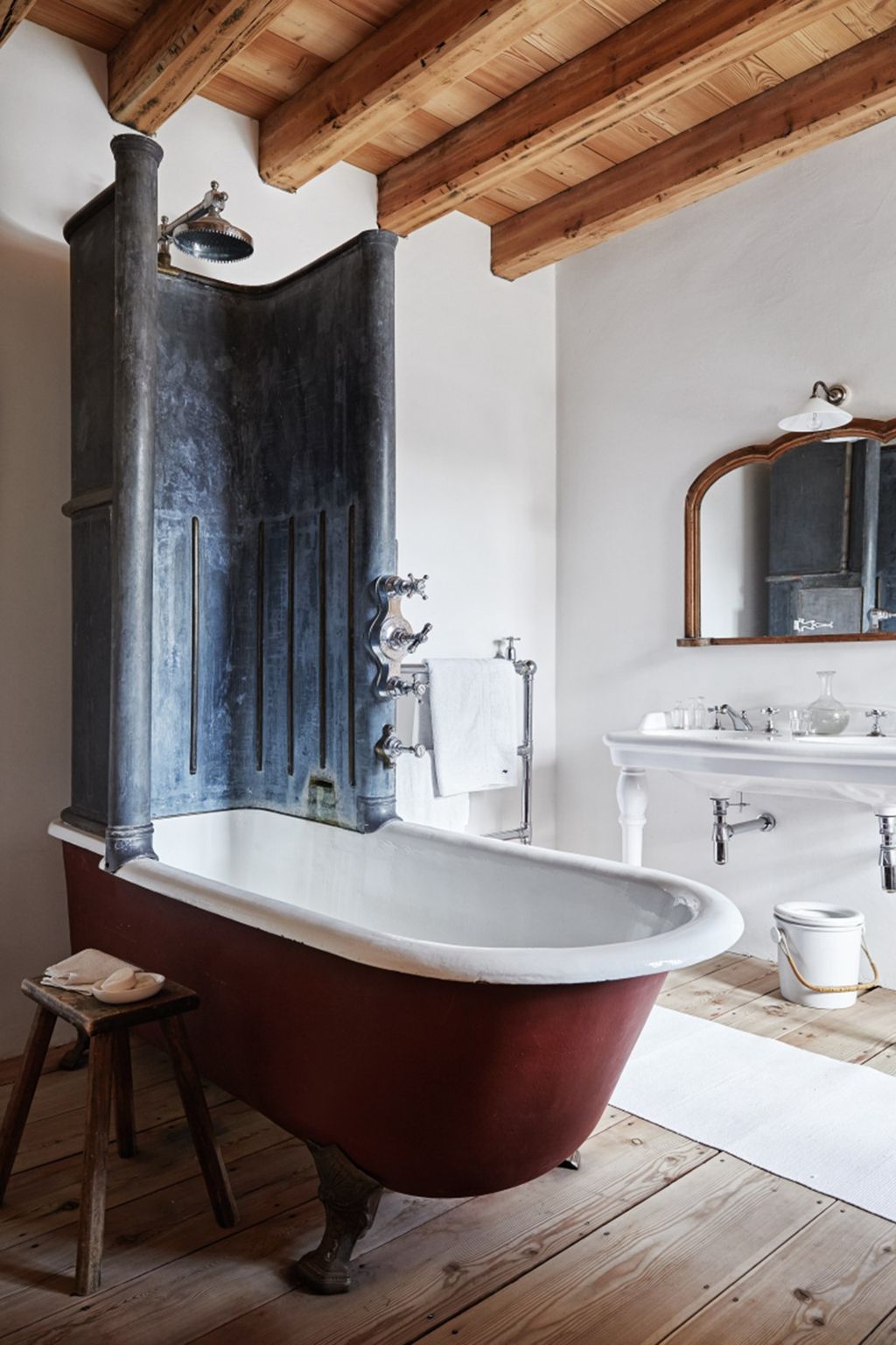 A reclaimed reenamelled bath was added to the bathroom.
