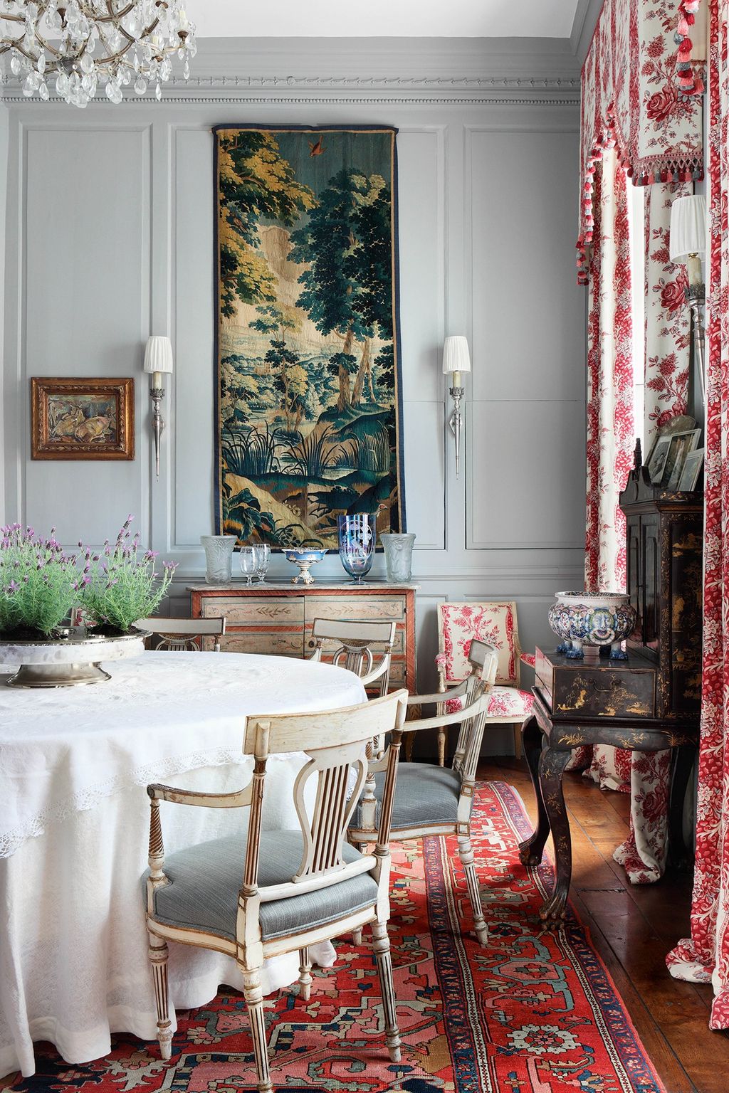 Designed by Caroline Harrowby this elegant dining room is arranged in a way that seems to accentuate the room's grand...