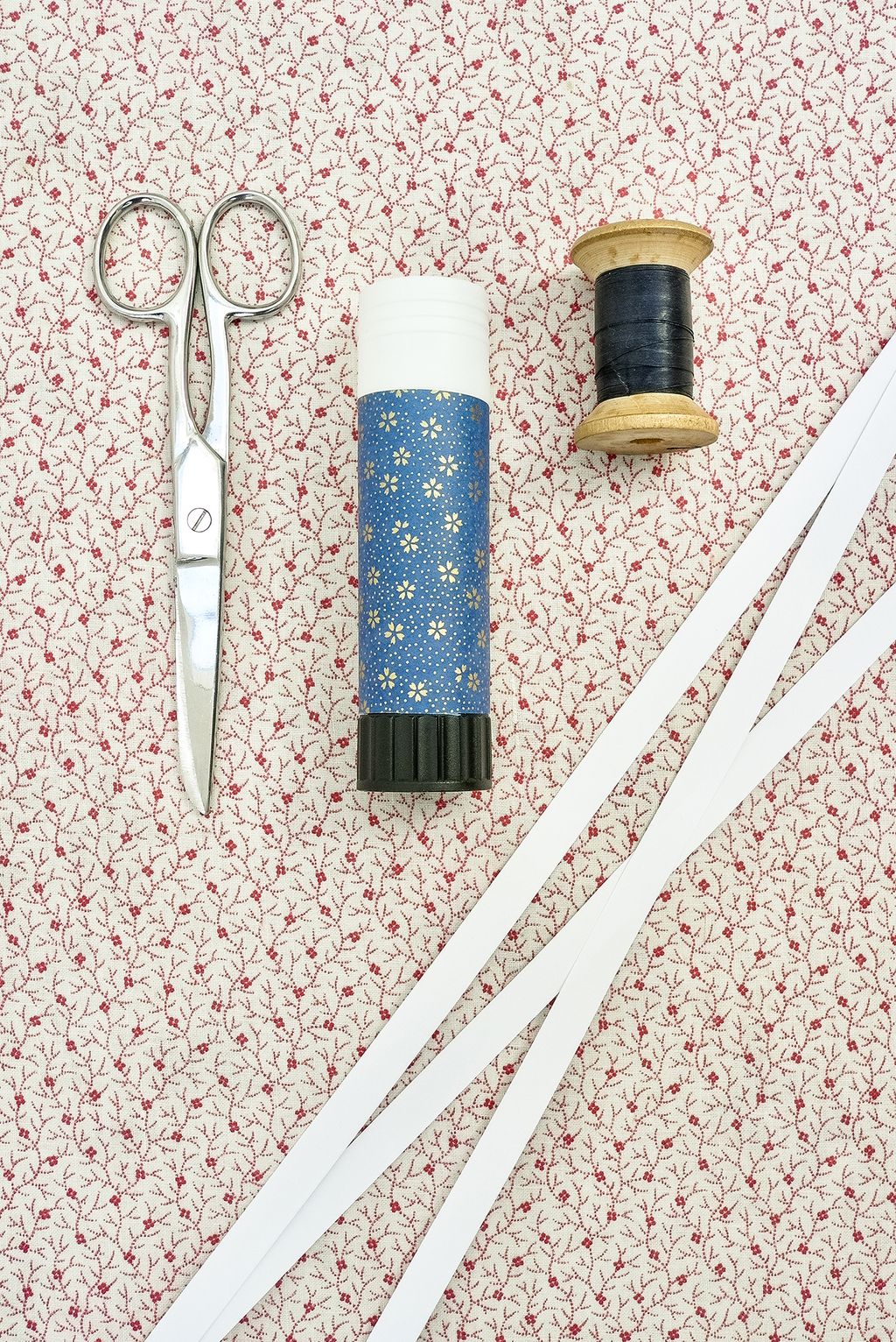 You will need   Paper cut into 1cm wide strips   Scissors   Glue   Thread