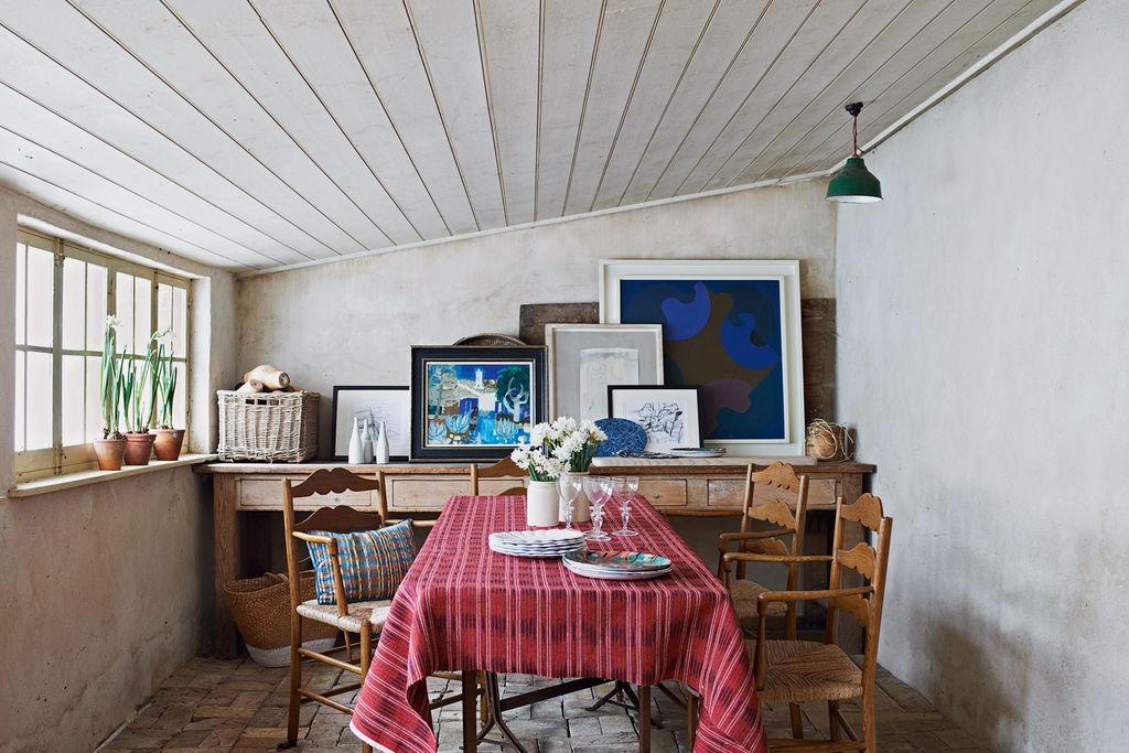 How to hang pictures