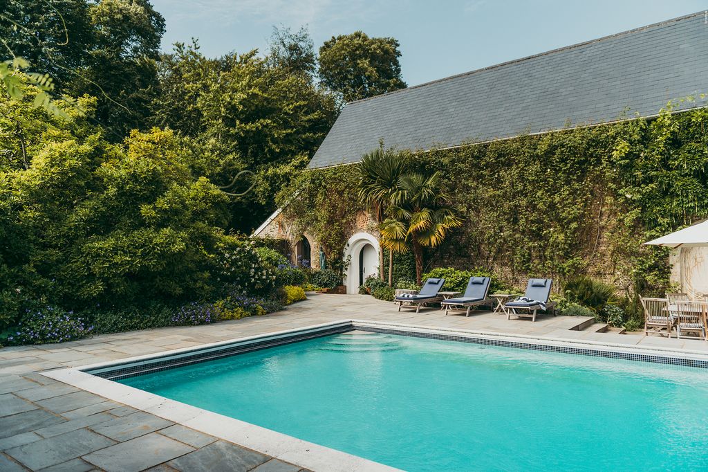 Just over an hours drive from London deep in Hampshires Austenland this superb 4000acre country estate guarantees a...