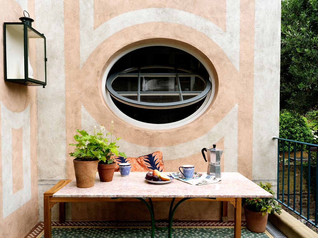 The mural on the terrace was inspired by the facade of the Palazzina del Cavaliere in the Giardino di Bobili in Florence...