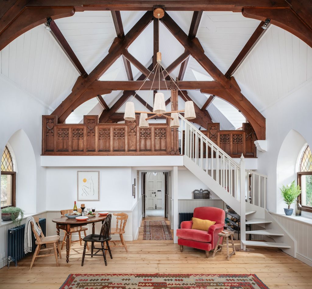 Elissa retains all its charm as a former chapel with the soaring ceilings and stained glass windows.