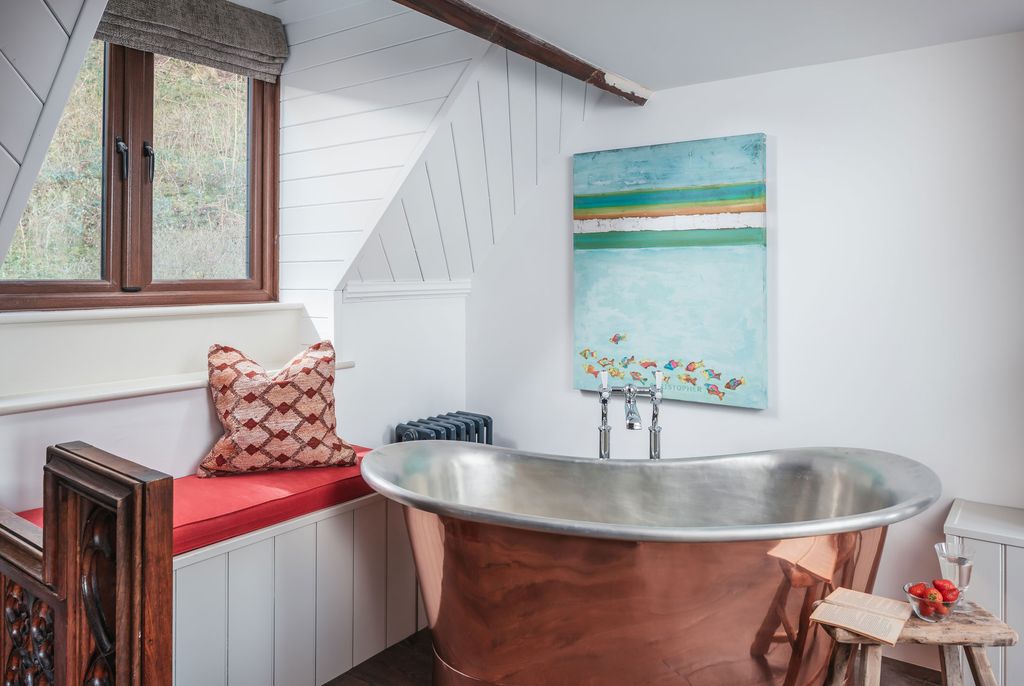 Image may contain Tub Interior Design Indoors Home Decor Bathtub and Room