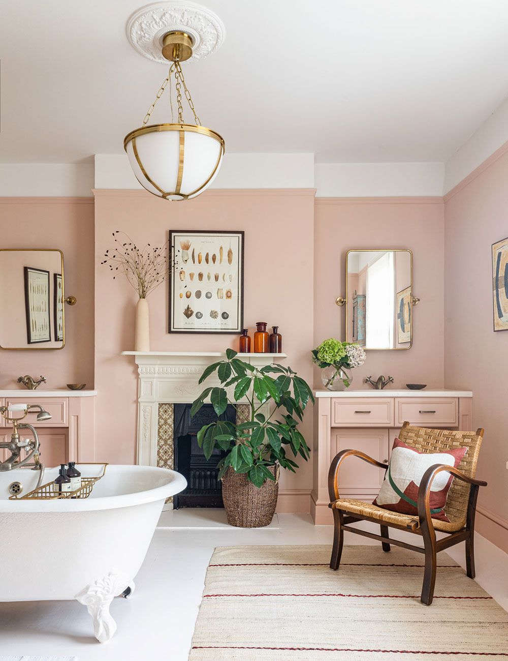 Image may contain Tub Interior Design Indoors Room and Bathtub