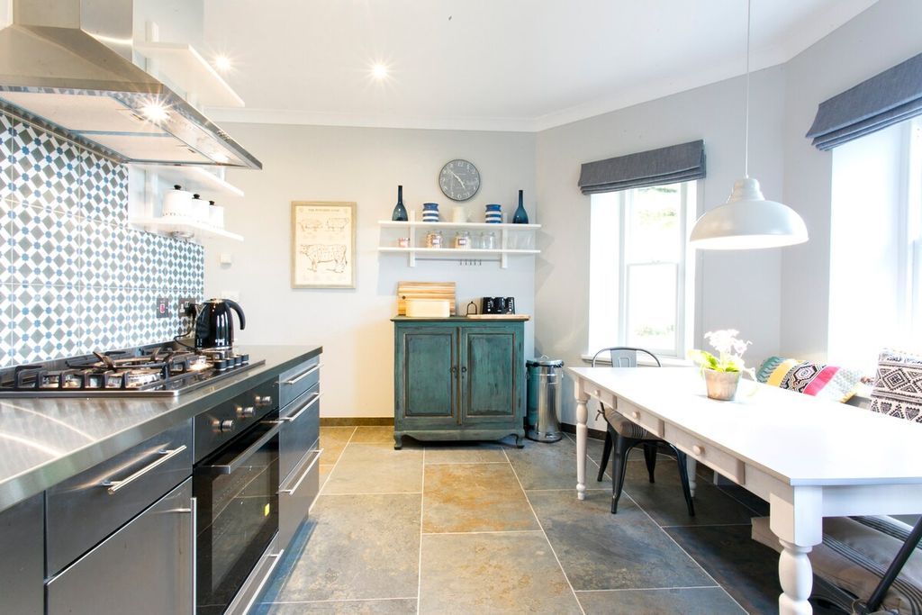 Crieff is an ideal location for exploring central Scotland and all that Perthshire offers and this country cottage just...