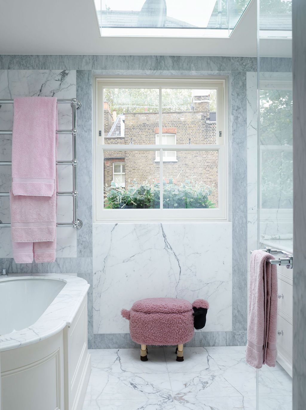 Image may contain Indoors Room Tub Bathroom Interior Design and Bathtub