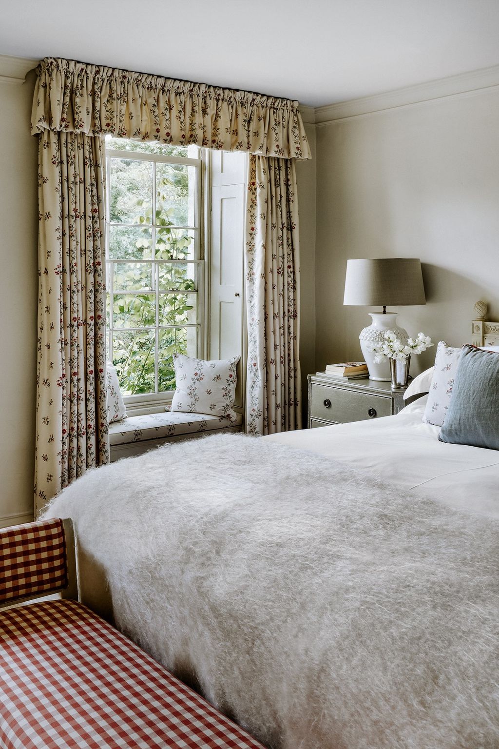 Image may contain Furniture Indoors Room Bedroom Interior Design Bed and Living Room