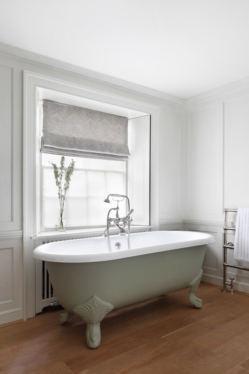 Image may contain Tub Bathtub Indoors and Room