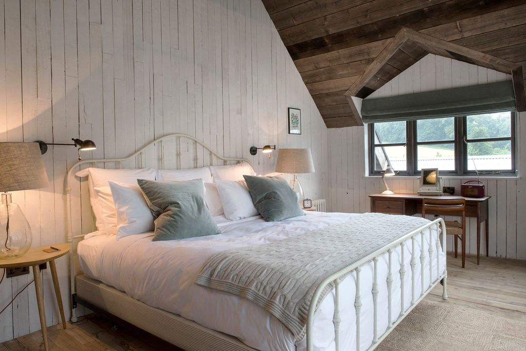 Cabin Bedroom with Neutral Scheme | Bedroom Ideas