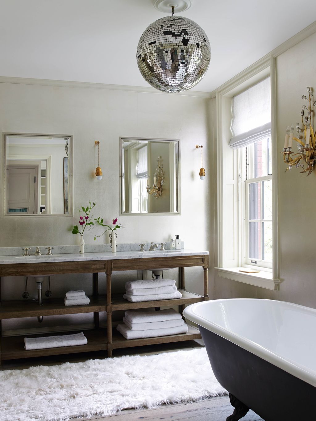 Image may contain Tub Indoors Room Bathtub and Interior Design