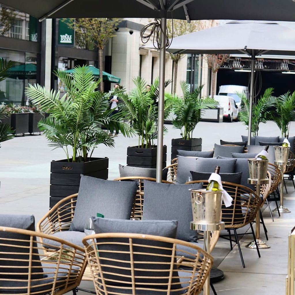Outdoor drinking in London Hotel Cafe Royal