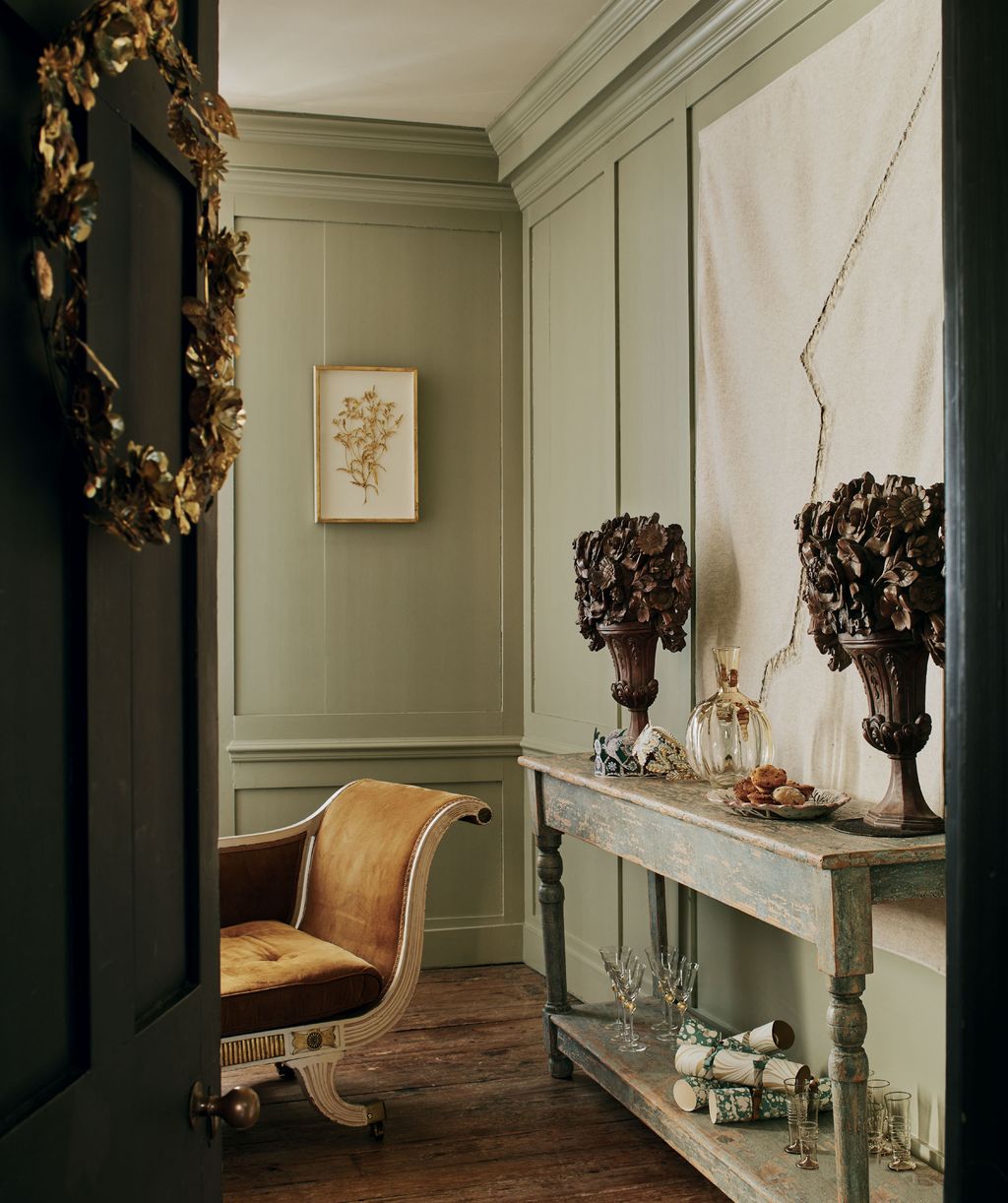 While outdoors may be the obvious place for wreaths bursting with foliage we love the idea of decorating your interior...