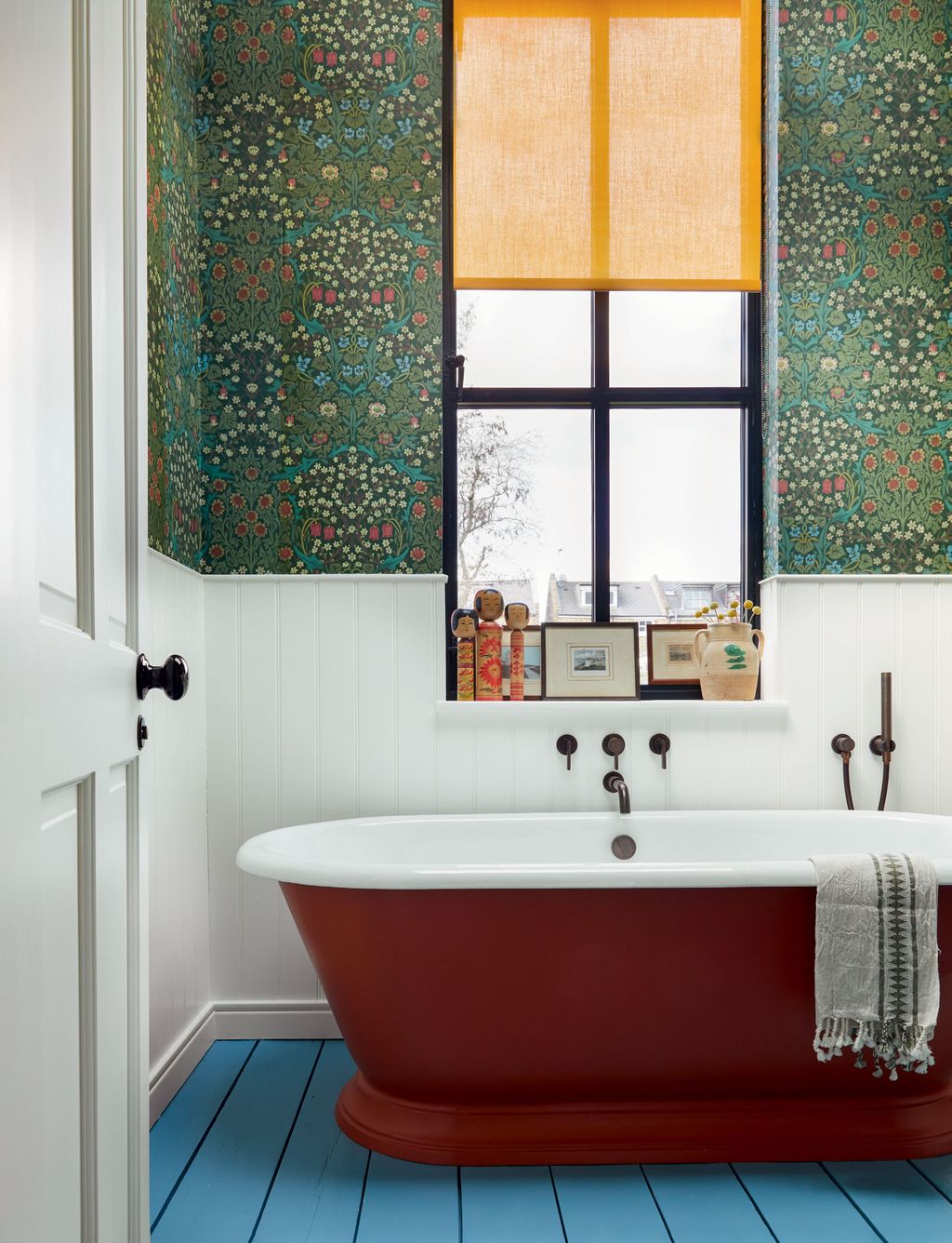 Image may contain Tub Bathtub Interior Design and Indoors