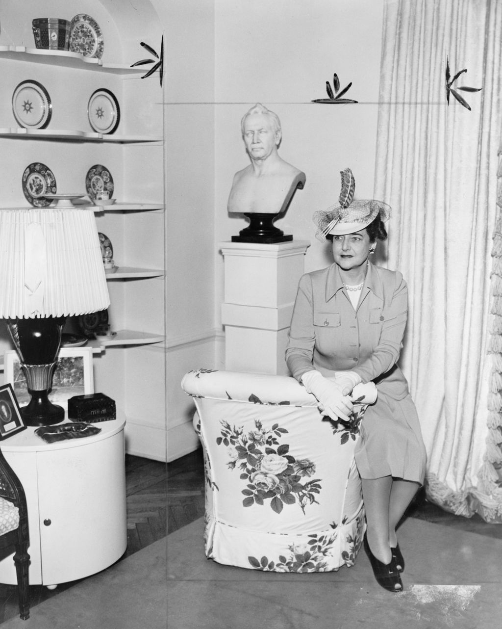 Others argue that Dorothy Draper not Elsie de Wolfe invented the business of interior design. After her marriage in 1912...