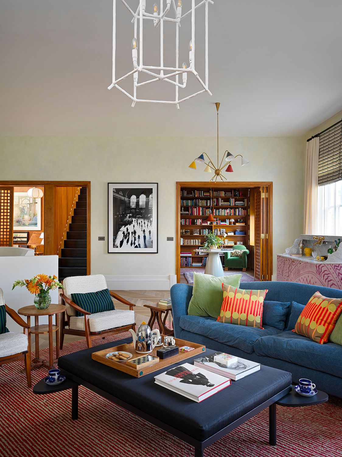 In the living room of this expansive London apartment Beata Heuman used vintage midcentury modern furniture which gives...