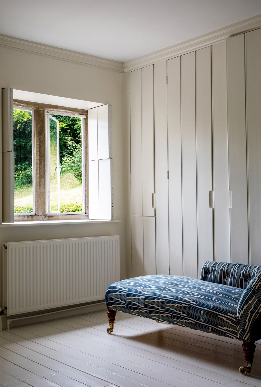 Image may contain Furniture Corner Room Indoors and Bed