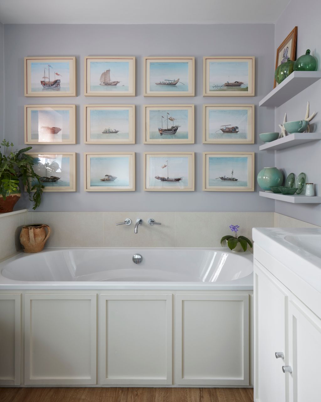 Image may contain Tub Bathtub Interior Design and Indoors