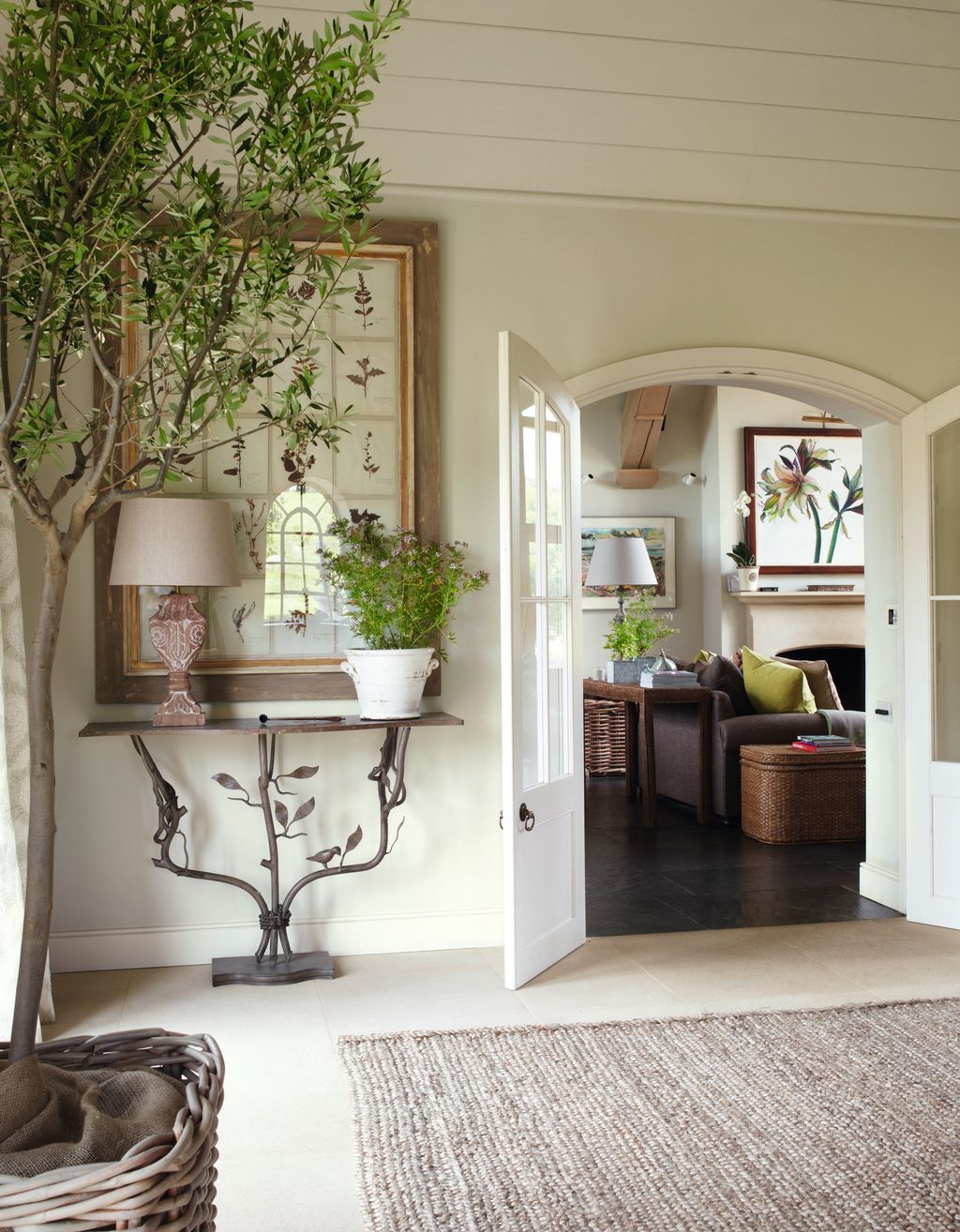 Double doors lead from the dining area into the kitchen.