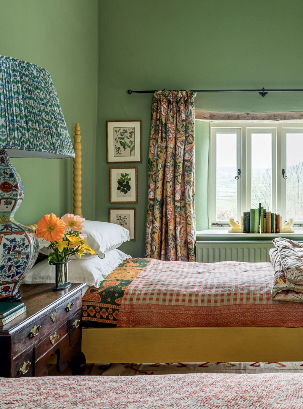 Elizabeth designed the yellowpainted bobbin beds